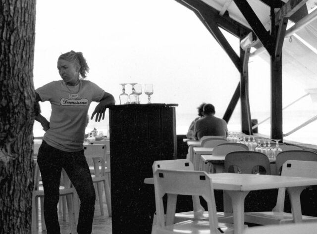 Bar Girl, Deshaies